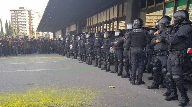 Los Mossos desalojan a los manifestantes que intentan cortar las arterias de Barcelona