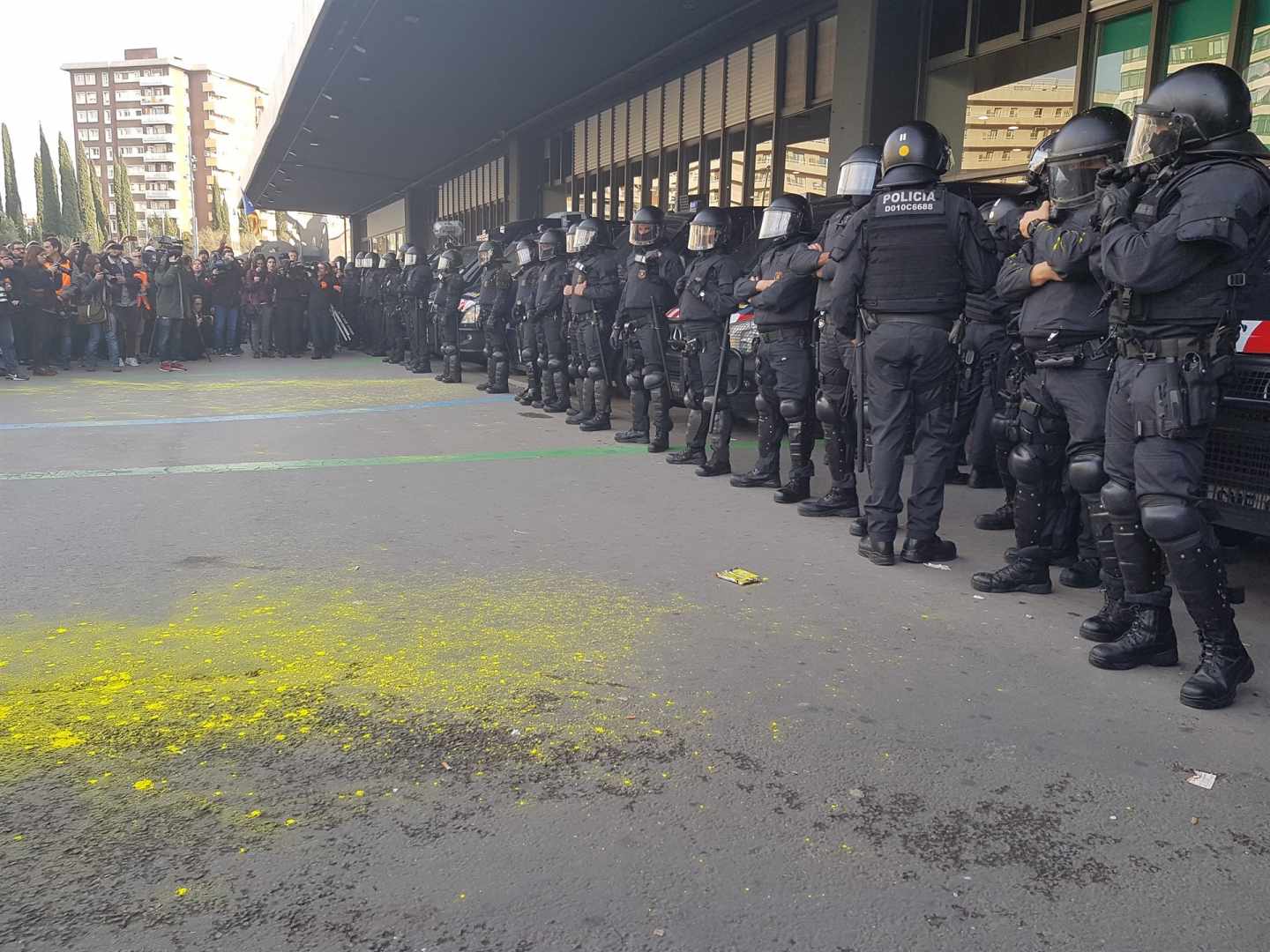 Los Mossos desalojan a los manifestantes que intentan cortar las arterias de Barcelona