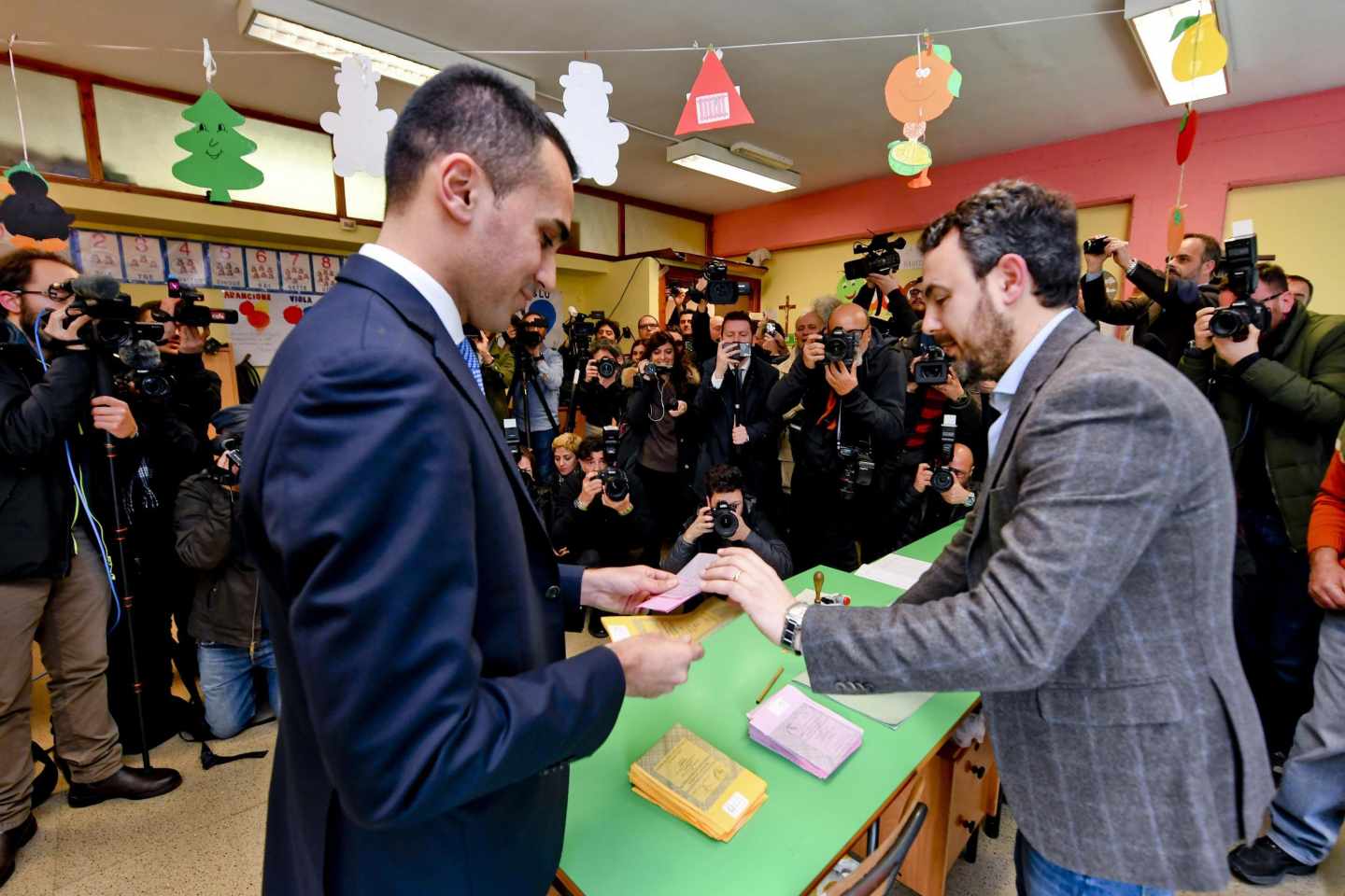 El líder del Movimiento 5 Estrellas, Luigi di Maio, vota en las elecciones generales en Italia.