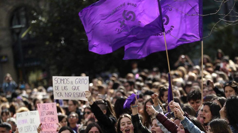 Concentración convocada por movimientos feministas en el bulevar de San Sebastián.