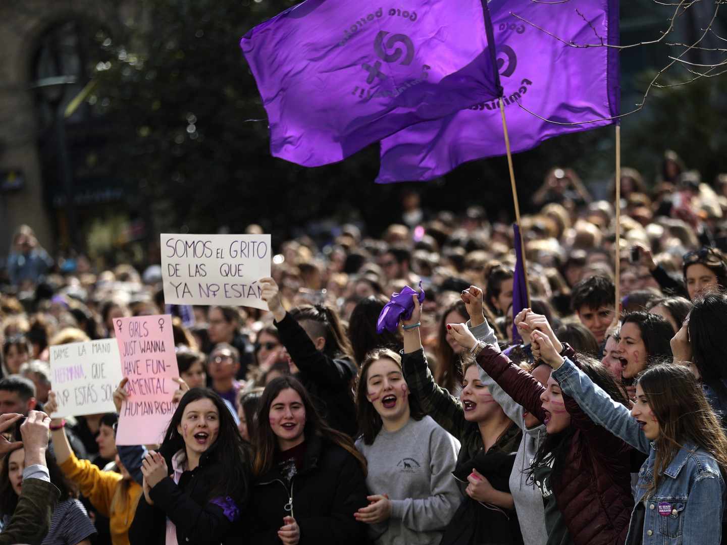 Concentración convocada por movimientos feministas en el bulevar de San Sebastián.