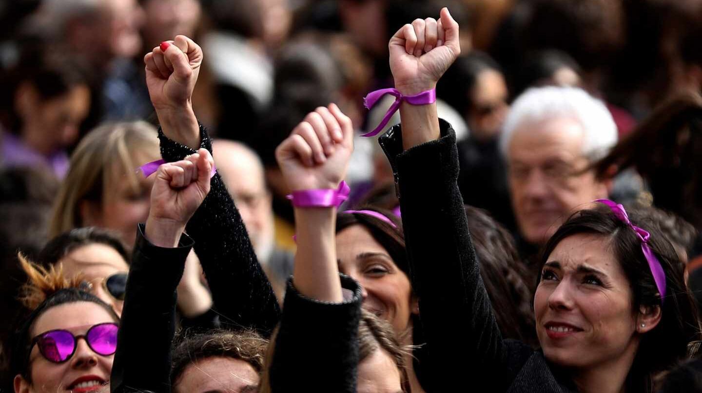 Participantes en la concentración convocada por movimientos feministas en el bulevar de San Sebastián.