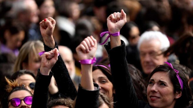 Participantes en la concentración convocada por movimientos feministas en el bulevar de San Sebastián.