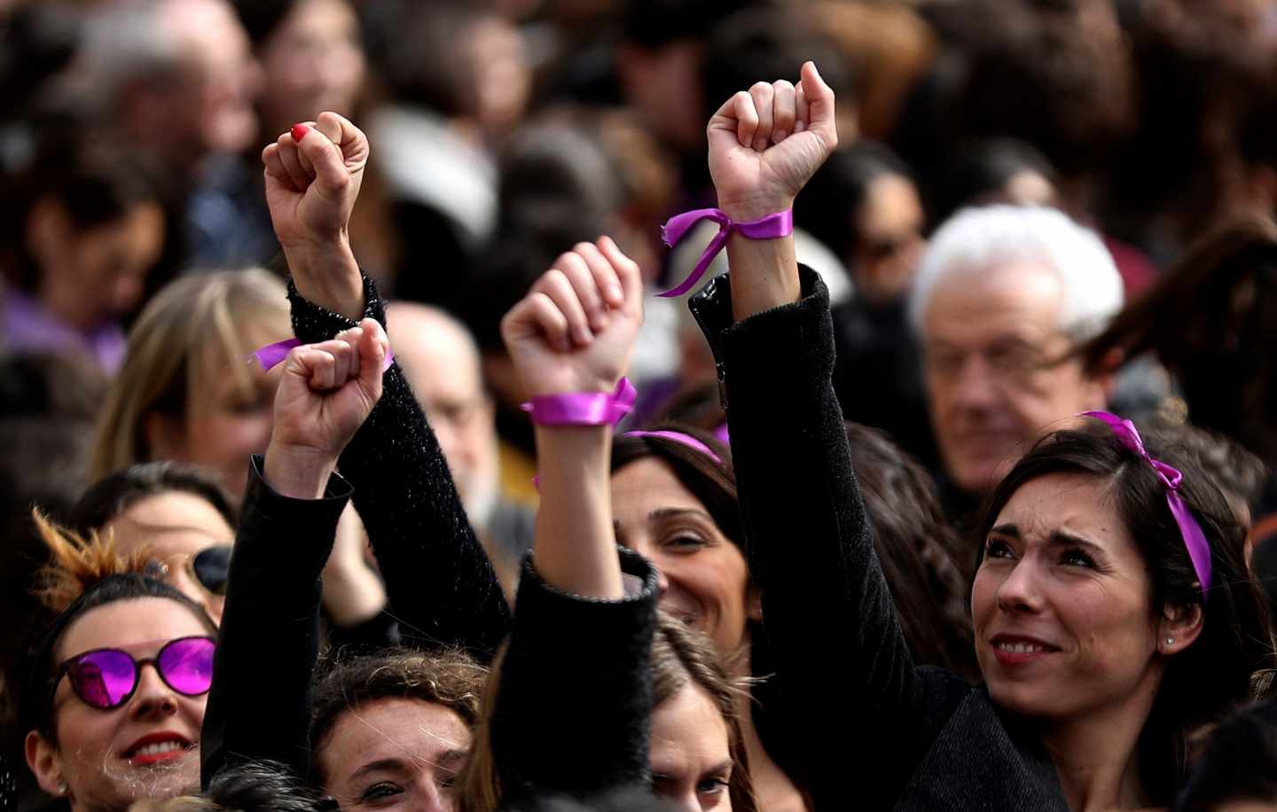 Participantes en la concentración convocada por movimientos feministas en el bulevar de San Sebastián.