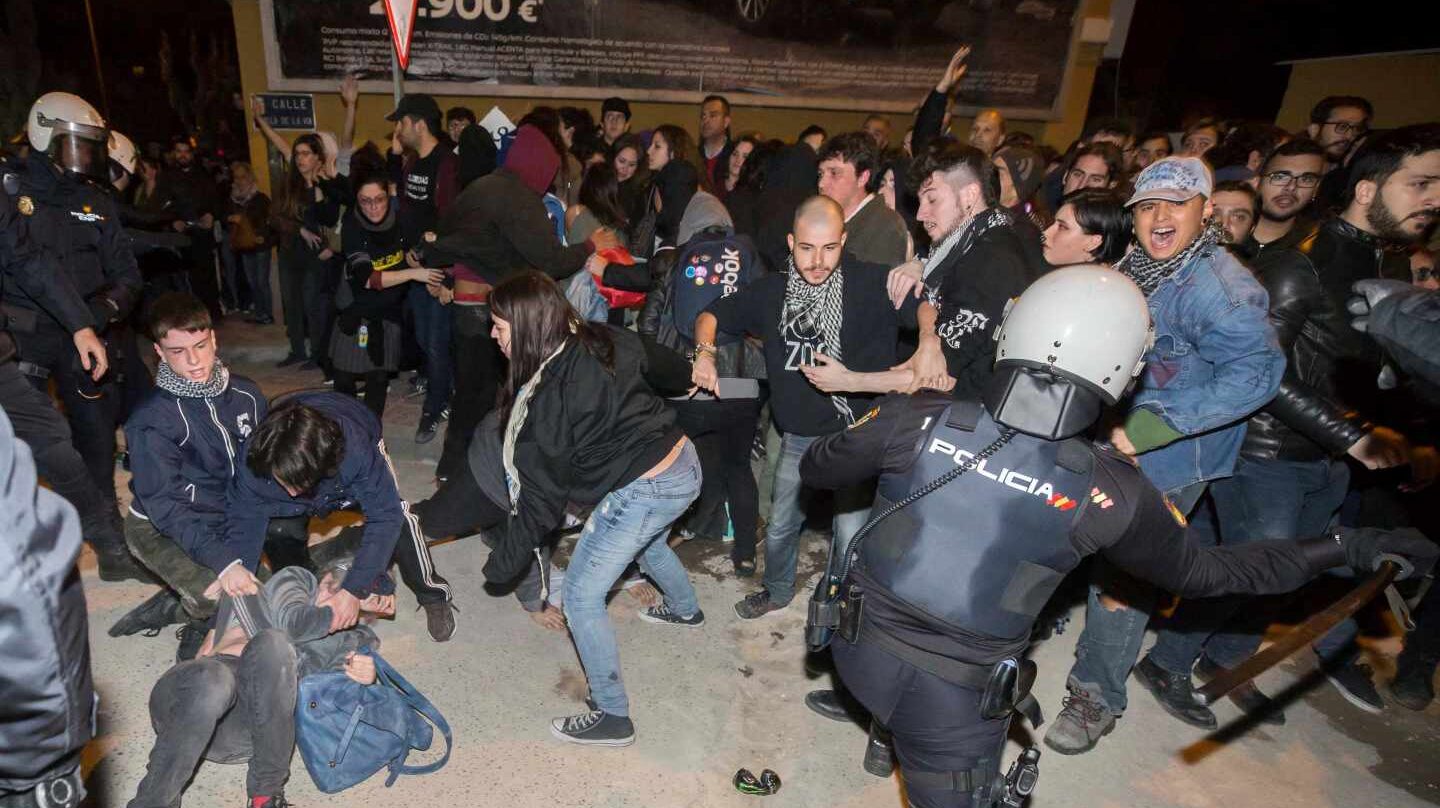 Altercados en Murcia tras la manifestación del 8M a la altura del polémico paso a nivel de Santiago El Mayor.
