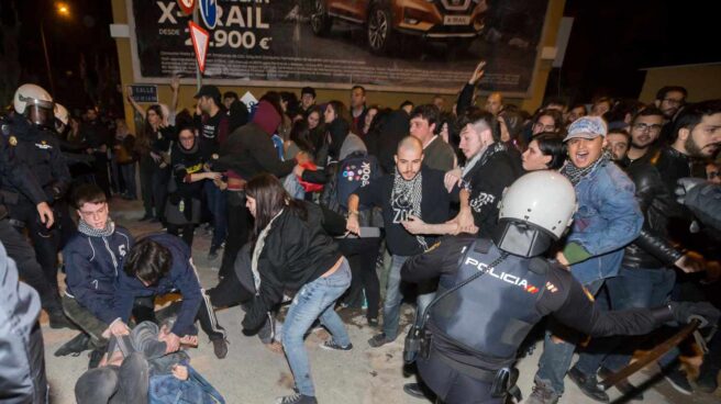 Altercados en Murcia tras la manifestación del 8M a la altura del polémico paso a nivel de Santiago El Mayor.