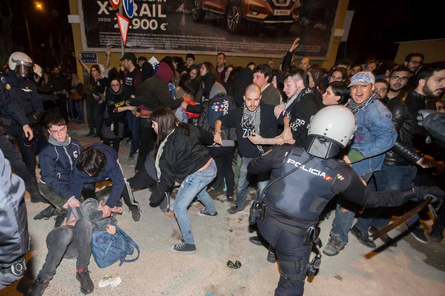 Altercados en Murcia tras la manifestación del 8M a la altura del polémico paso a nivel de Santiago El Mayor.