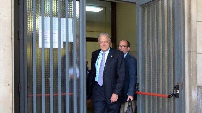 El ex consejero andaluz Ángel Ojeda, saliendo de los juzgados de Sevilla junto a sus abogados.