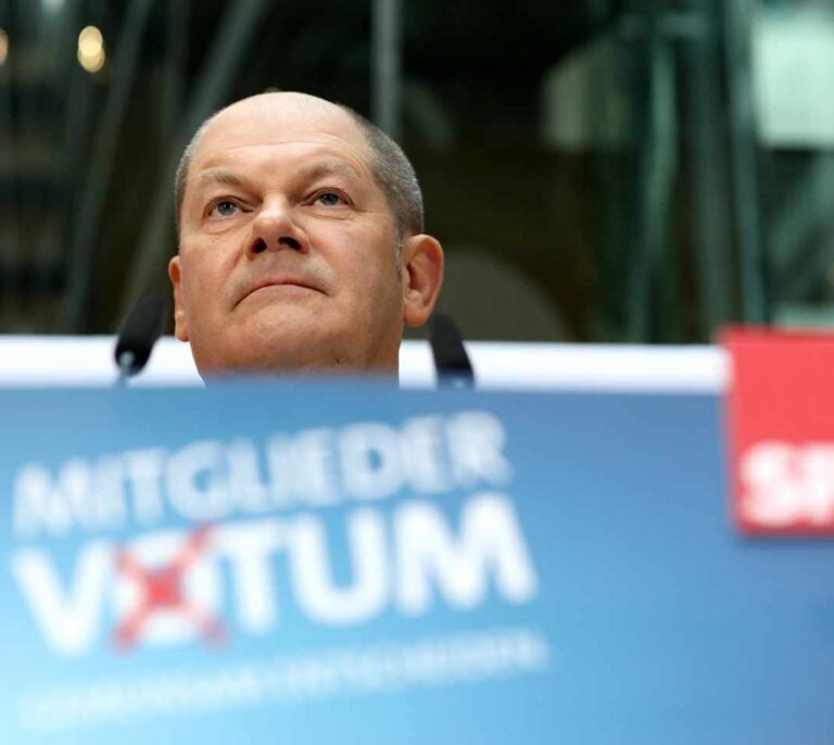 Los militantes socialdemócratas aprueban renovar la gran coalición en Alemania