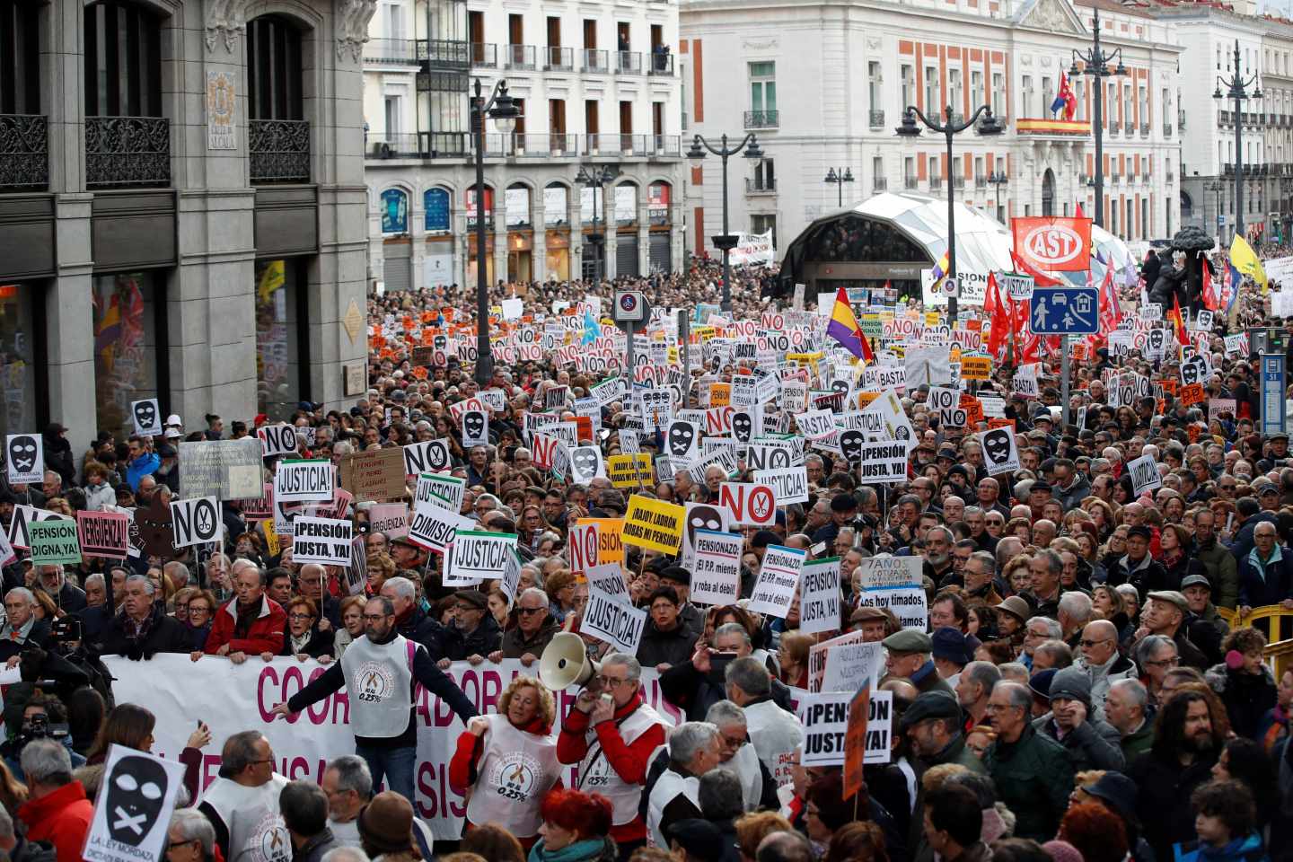 Manifestación de pensionistas y ley mordaza en Madrid.