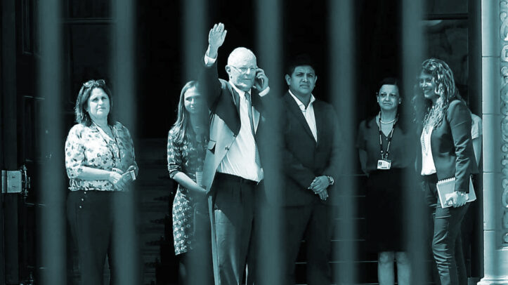 Pedro Pablo Kuczynski, tras su renuncia como presidente, sale del Palacio de Gobierno en Lima.