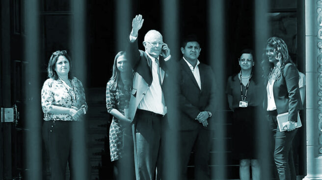Pedro Pablo Kuczynski, tras su renuncia como presidente, sale del Palacio de Gobierno en Lima.