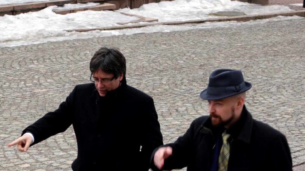 El expresidente de la Generalitat Carles Puigdemont (i) junto al liberal Mikko Kärnä, portavoz de un grupo de diputados finlandeses simpatizantes con el movimiento independentista catalán, durante su visita a Helsinki, Finlandia.