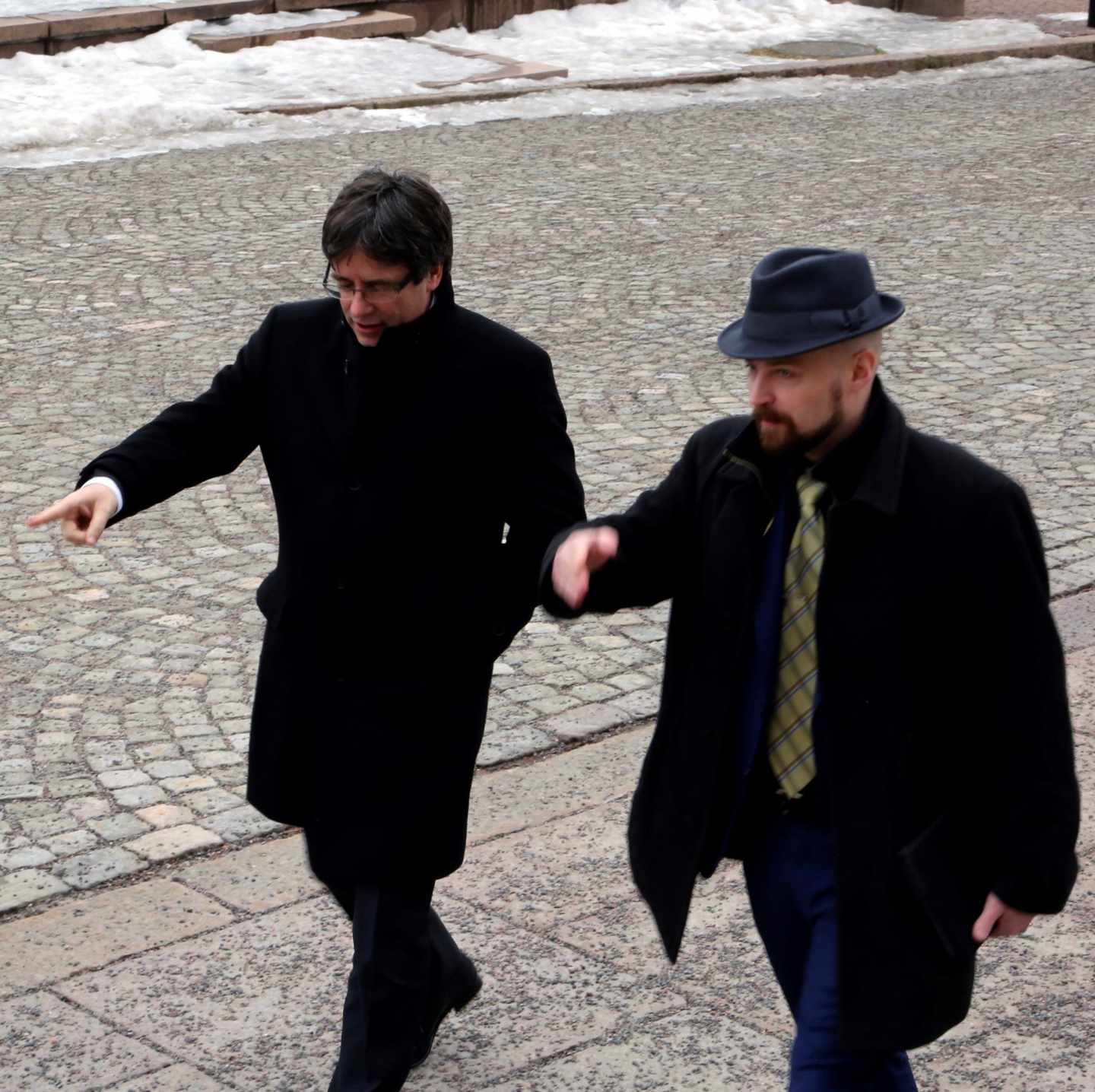 El expresidente de la Generalitat Carles Puigdemont (i) junto al liberal Mikko Kärnä, portavoz de un grupo de diputados finlandeses simpatizantes con el movimiento independentista catalán, durante su visita a Helsinki, Finlandia.