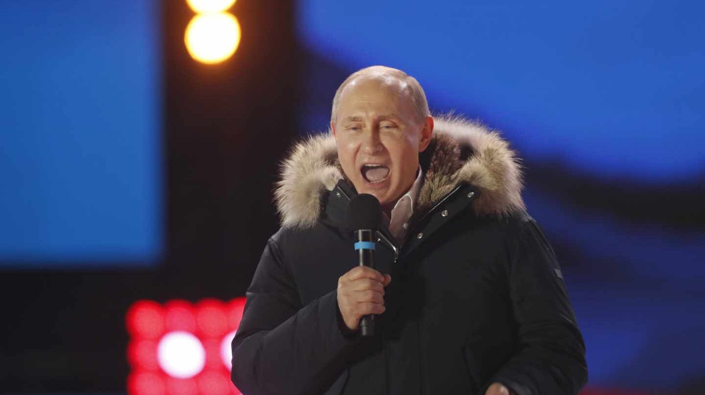 Vladimir Putin celebra en Moscú su victoria electoral.