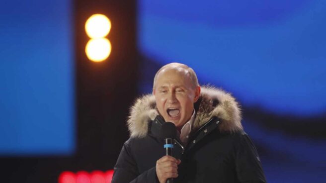 Vladimir Putin celebra en Moscú su victoria electoral.