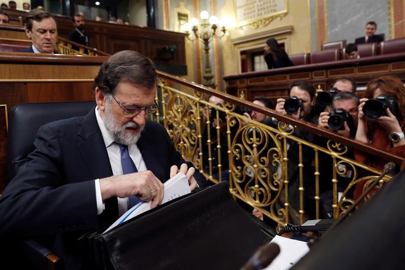 El presidente del Gobierno, Mariano Rajoy, momentos antes de su comparecencia hoy en el pleno del Congreso para explicar las propuestas del Ejecutivo en materia de pensiones y para la sostenibilidad del Sistema de la Seguridad Social.