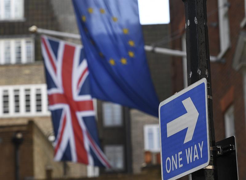 Las banderas del Reino Unido y de la Unión Europea, junto al indicativo de salida.