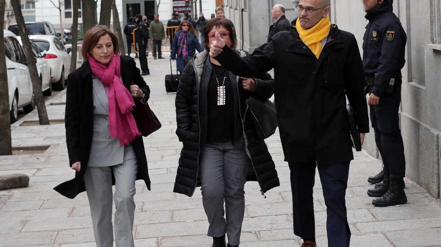 La expresidenta del Parlament Carme Forcadell (izda), y los ex consellers Raúl Romeva y Dolors Bassa, a su llegada al Tribunal Supremo donde hoy el juez Pablo Llarena comunica el auto de procesamiento a los investigados en el "procés" y celebra una vista para decidir si los mantiene en libertad o decreta su ingreso en prisión provisional.