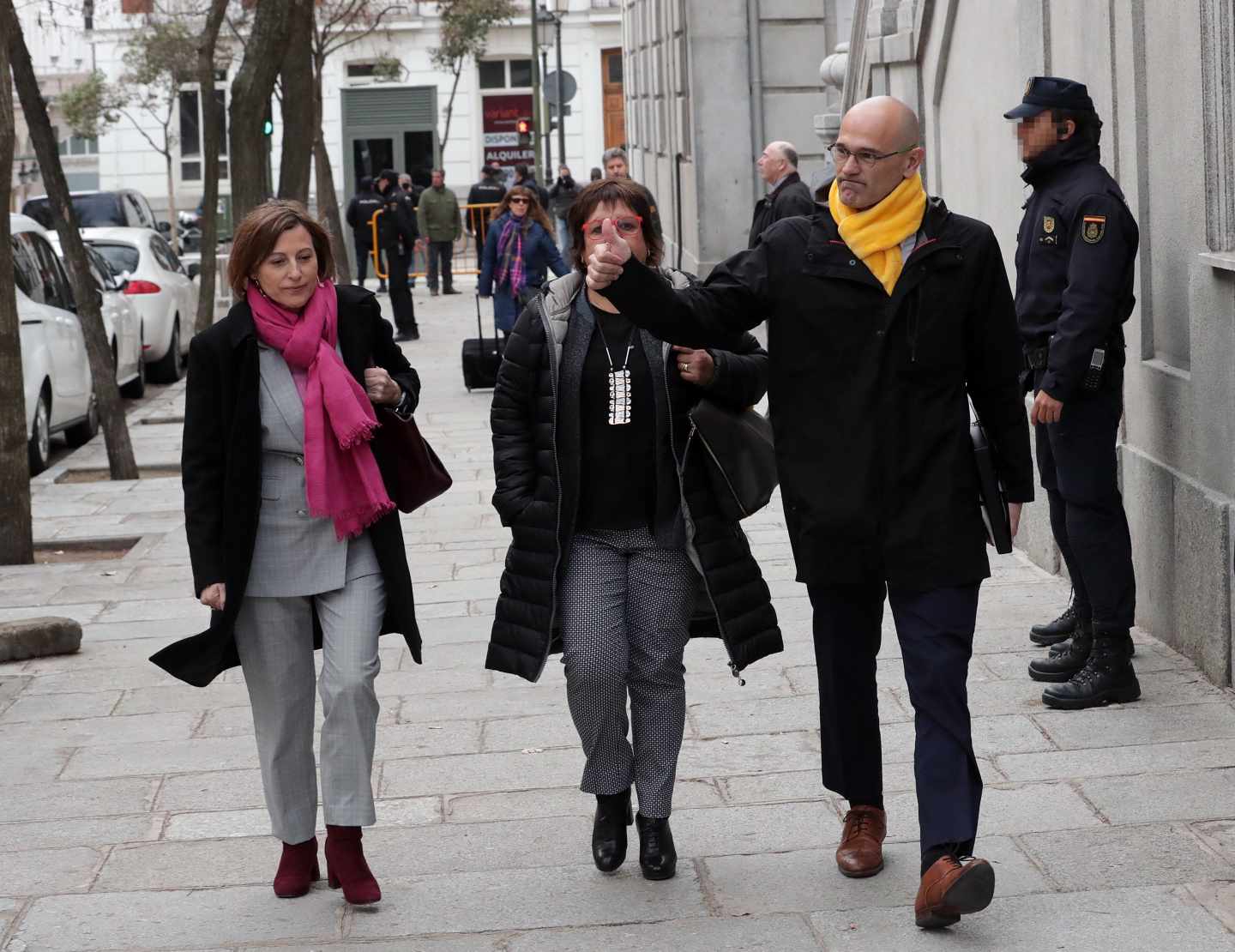 La expresidenta del Parlament Carme Forcadell (izda), y los ex consellers Raúl Romeva y Dolors Bassa, a su llegada al Tribunal Supremo donde hoy el juez Pablo Llarena comunica el auto de procesamiento a los investigados en el "procés" y celebra una vista para decidir si los mantiene en libertad o decreta su ingreso en prisión provisional.