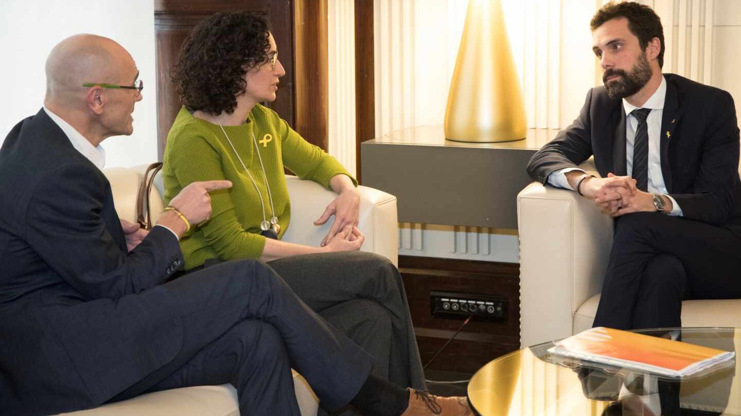 Romeva y Rovira charlan con Torrent en el Parlament.