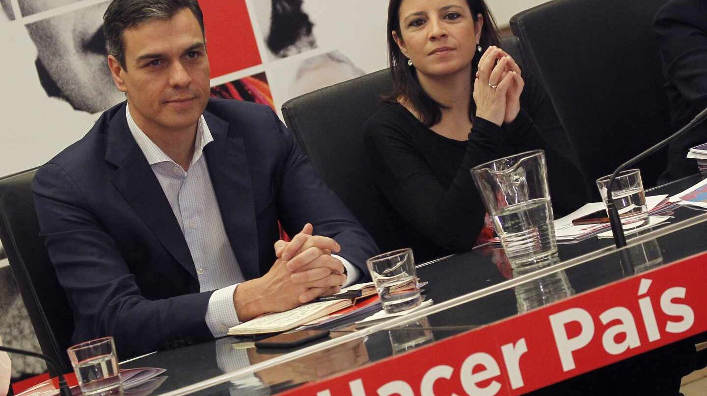 El secretario general del PSOE, Pedro Sánchez, y la vicesecretaria general, Adriana Lastra.
