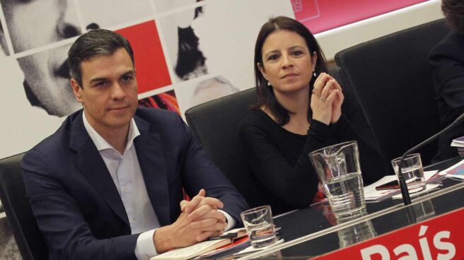 El secretario general del PSOE, Pedro Sánchez, y la vicesecretaria general, Adriana Lastra.