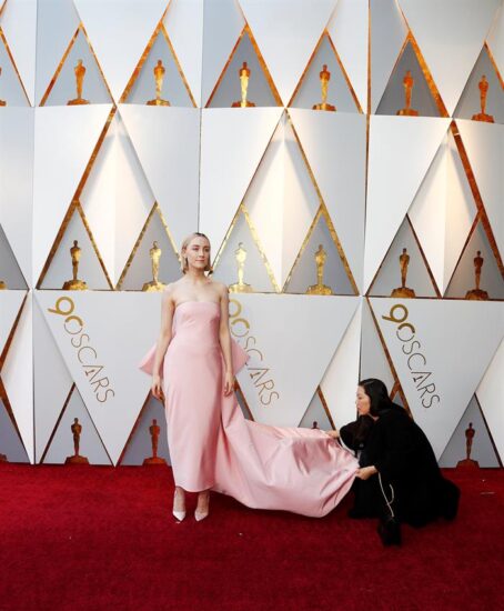 El traje rosa bebe minimalista de Calvin Klein la protagonista de 'Lady Bird' Saoirse Ronan fue muy aplaudido.