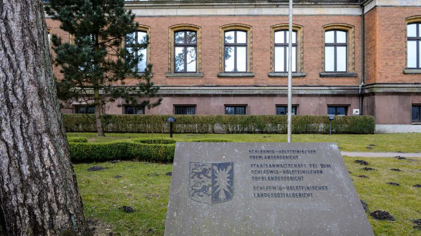 Vista del exterior del Tribunal Administrativo del estado federado de Schleswig-Holstein, donde ha comparecido Carles Puigdemont.