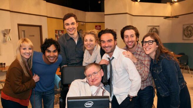 Los protagonistas de la serie Big Bang Theory con Stephen Hawking.