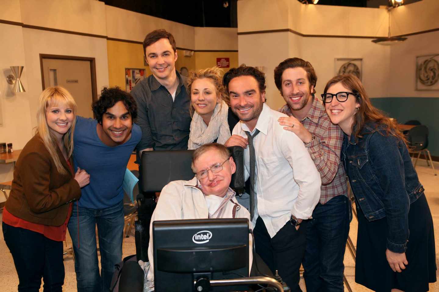 Los protagonistas de la serie Big Bang Theory con Stephen Hawking.