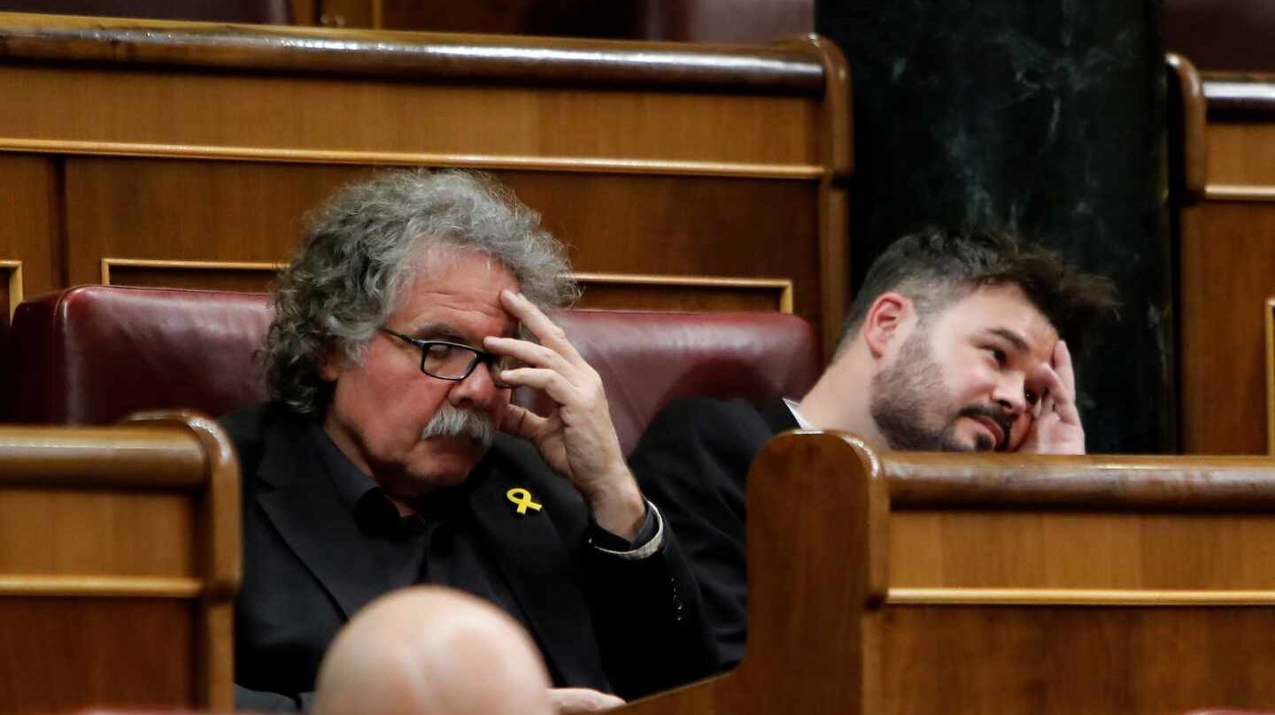 Joan Tardá y Gabriel Rufián, sentados en el escaño.
