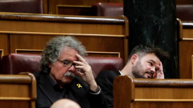 Joan Tardá y Gabriel Rufián, sentados en el escaño.