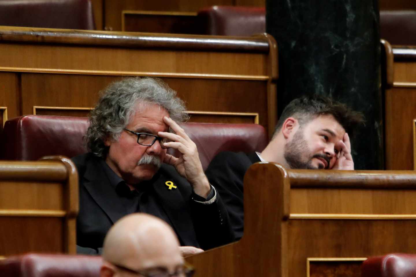 Joan Tardá y Gabriel Rufián, sentados en el escaño.