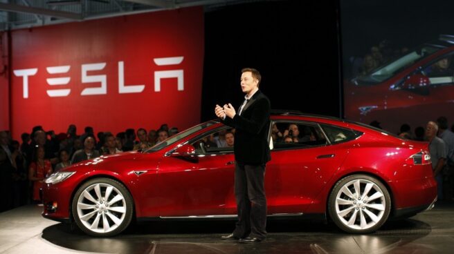 Elon Musk salva su cargo en Tesla tras el órdago del mayor fondo del mundo