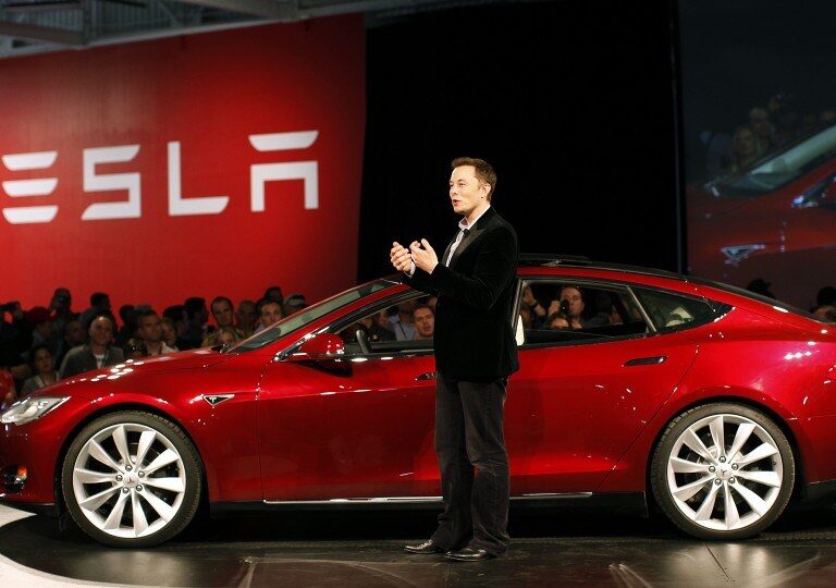 Elon Musk salva su cargo en Tesla tras el órdago del mayor fondo del mundo