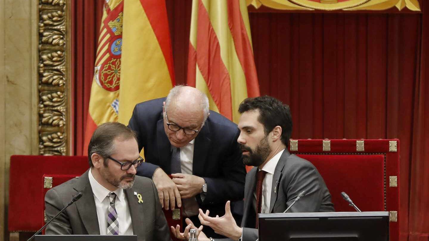 El presidente del Parlament, Roger Torrent, junto al vicepresidente primero Josep Costa (izqda.) y el letrado Xavier Muro.
