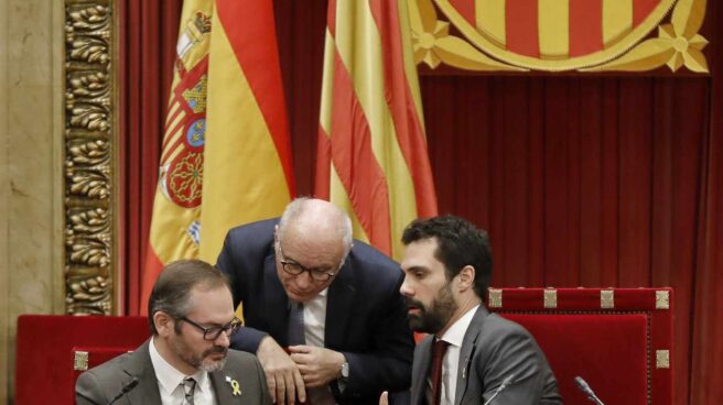 El presidente del Parlament, Roger Torrent, junto al vicepresidente primero Josep Costa (izqda.) y el letrado Xavier Muro. El presidente del Parlament, Roger Torrent, junto al vicepresidente primero Josep Costa (izqda.) y el letrado Xavier Muro.