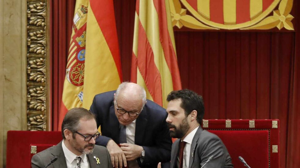 El presidente del Parlament, Roger Torrent, junto al vicepresidente primero Josep Costa (izqda.) y el letrado Xavier Muro.