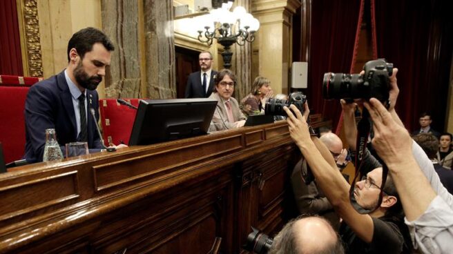 El presidente del Parlament, Roger Torrent, al inicio de la segunda jornada del pleno de investidura que se ha mantenido, pero ya no para proceder a la segunda votación para investir a Jordi Turull, que ayer volvió a ingresar en prisión, sino como un debate simbólico.