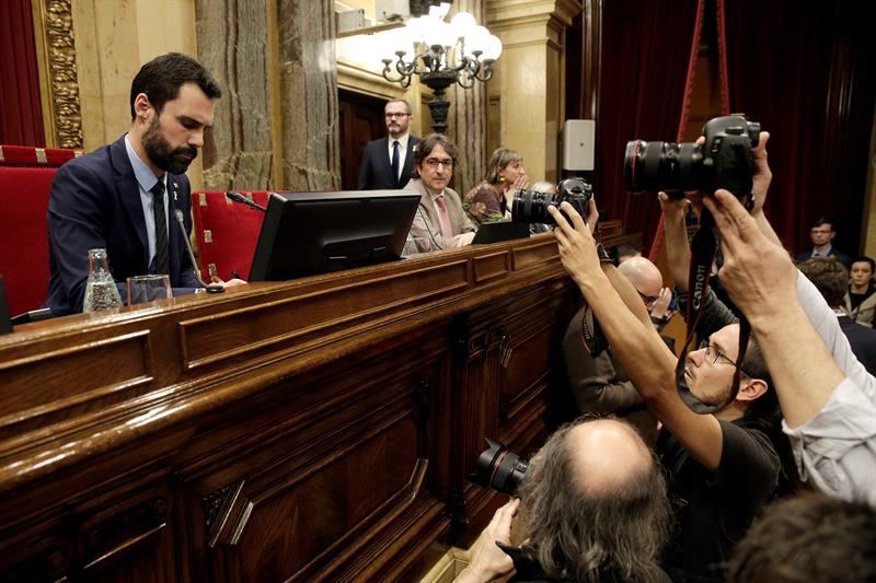 El presidente del Parlament, Roger Torrent, al inicio de la segunda jornada del pleno de investidura que se ha mantenido, pero ya no para proceder a la segunda votación para investir a Jordi Turull, que ayer volvió a ingresar en prisión, sino como un debate simbólico.