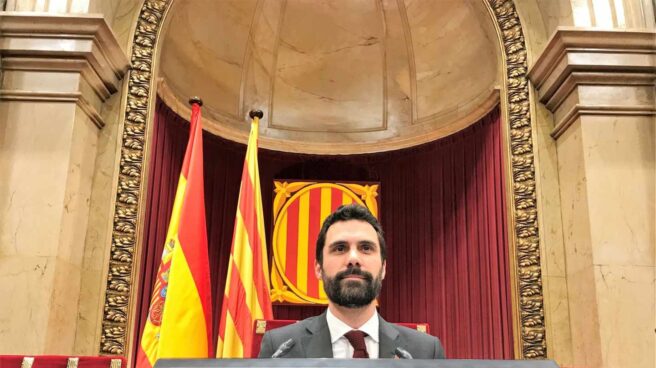 Roger Torrent preside el Pleno del Parlament.