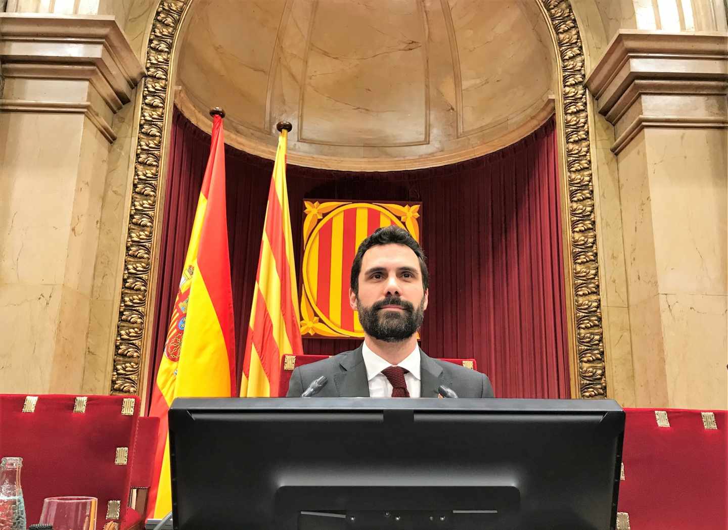 Roger Torrent preside el Pleno del Parlament.