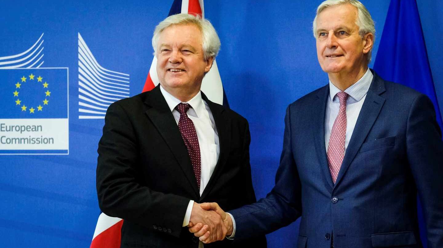 Michel Barnier, dcha, y David Davies, en Bruselas, sobre el Brexit.