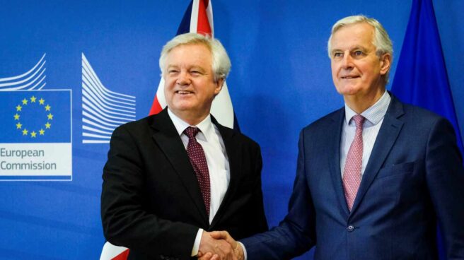 Michel Barnier, dcha, y David Davies, en Bruselas, sobre el Brexit.