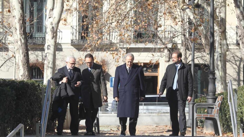 Juan Miguel Villar Mir, en el centro, se dirige a la Audiencia Nacional.