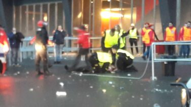 Dos vigilantes de seguridad heridos en San Mamés tras ser agredidos por ultras del Olympique