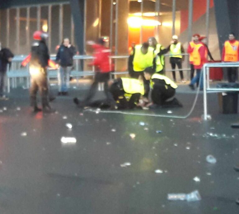 Dos vigilantes de seguridad heridos en San Mamés tras ser agredidos por ultras del Olympique