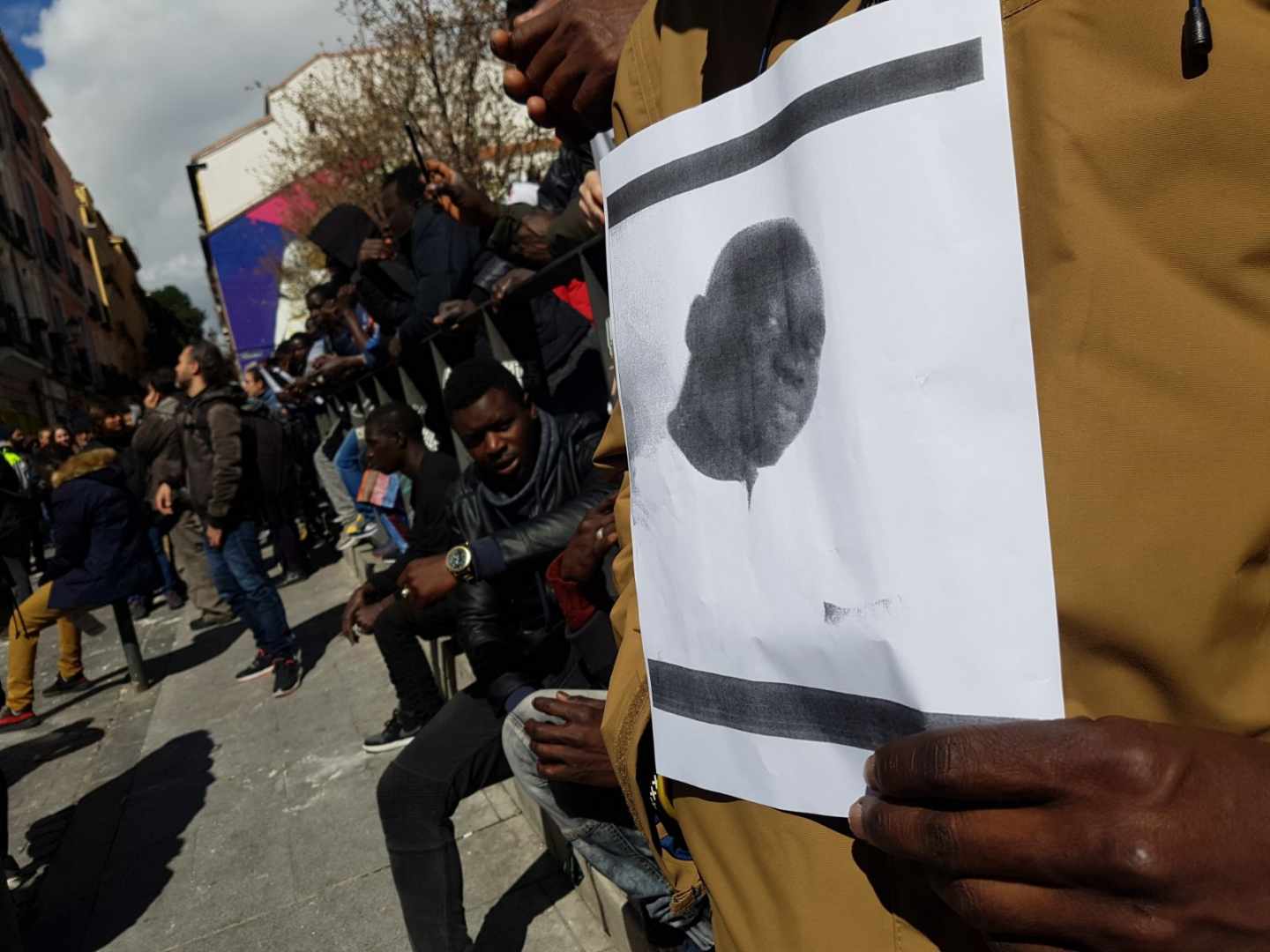 Senegaleses concentrados en Lavapiés en recuerdo del mantero fallecido.