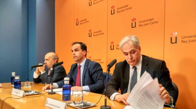 Enrique Álvarez Conde, Javier Ramos y Pablo Chico, durante la conferencia de prensa ofrecida este miércoles.